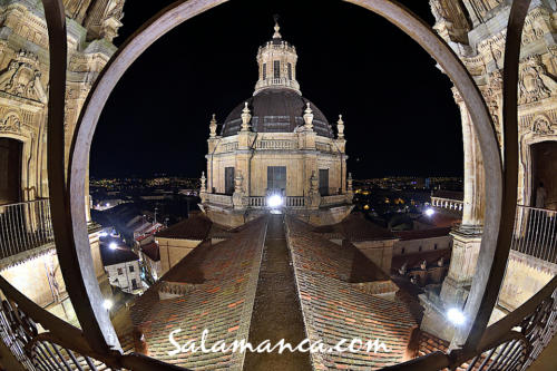 Salamanca y Clerecía bajo el cielo nocturno de Scala Coeli