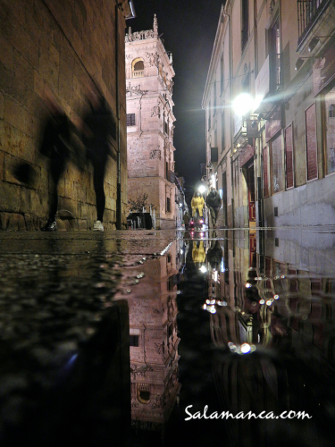 Pasos, luces, reflejos y calles de lluvias