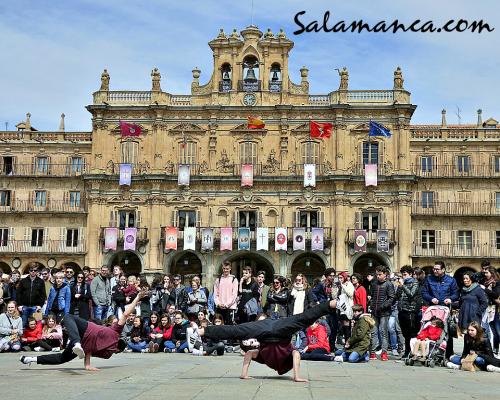 Salamanca, una Plaza Mayor de Semana Santa y de baile